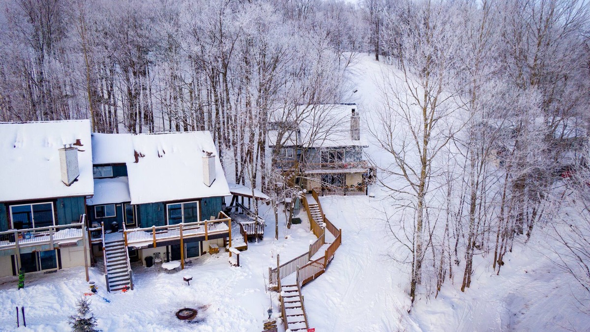 Upson Ski Chalet | Ski-in ski-out 3 Bdrm Chalet w sauna on slopes & lake - Sleeps 8