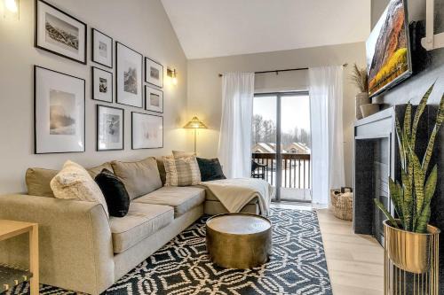 Great Valley House | Ski In Ski Out 3-bed 2-bath Condo King Bed