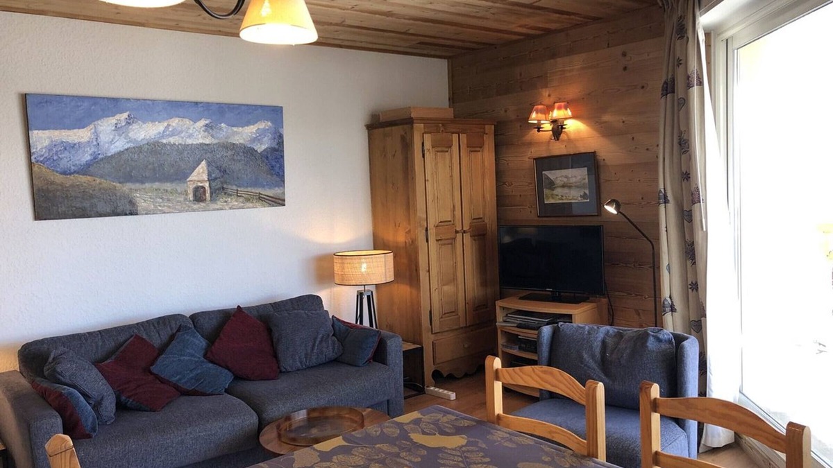 Jeux Apartment | Ski-in/Ski-out 3-Room Apartment for 6 with South-Facing Balcony, Pet-Friendly, Near Center