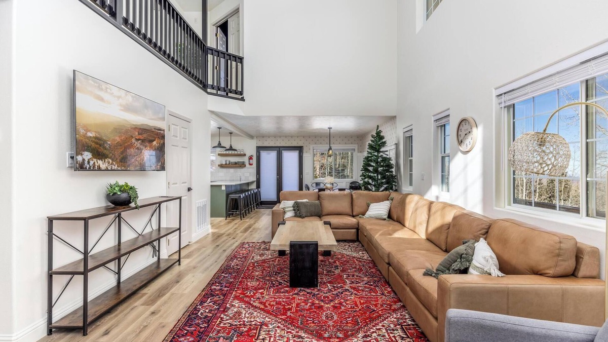 Brian Head Cabin | Ski in/Ski out cabin. 5 bedrooms. 4 king beds. Bunk room. Fast WiFi. Sleeps 25+
