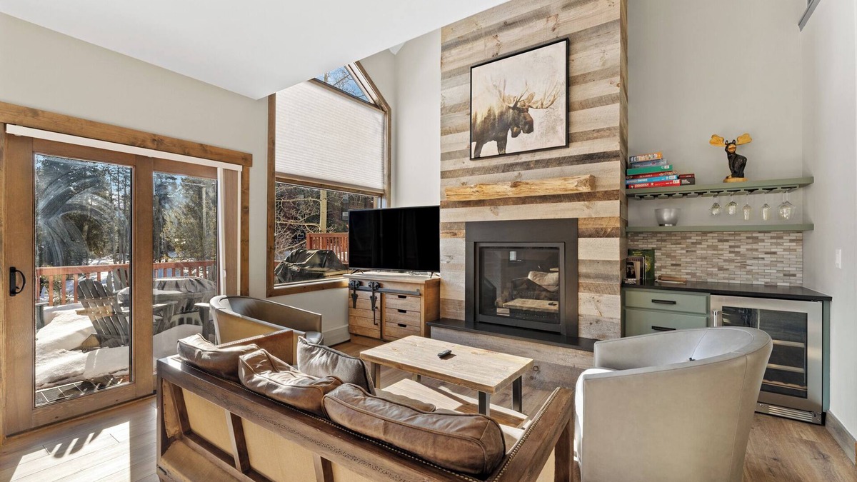 Four O'Clock House | Ski-In/Ski-Out Condo in Breckenridge With Up-Close Slope Views!