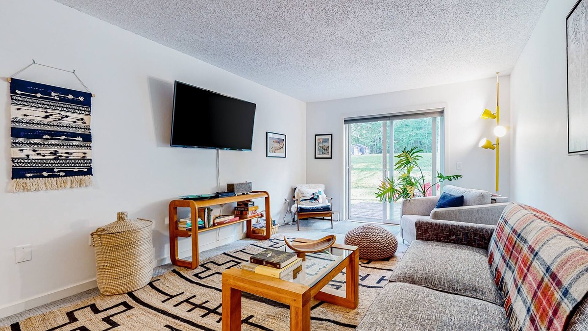 Londonderry Condo | Ski-in/ski-out condo with patio, gym, game room & mountain view