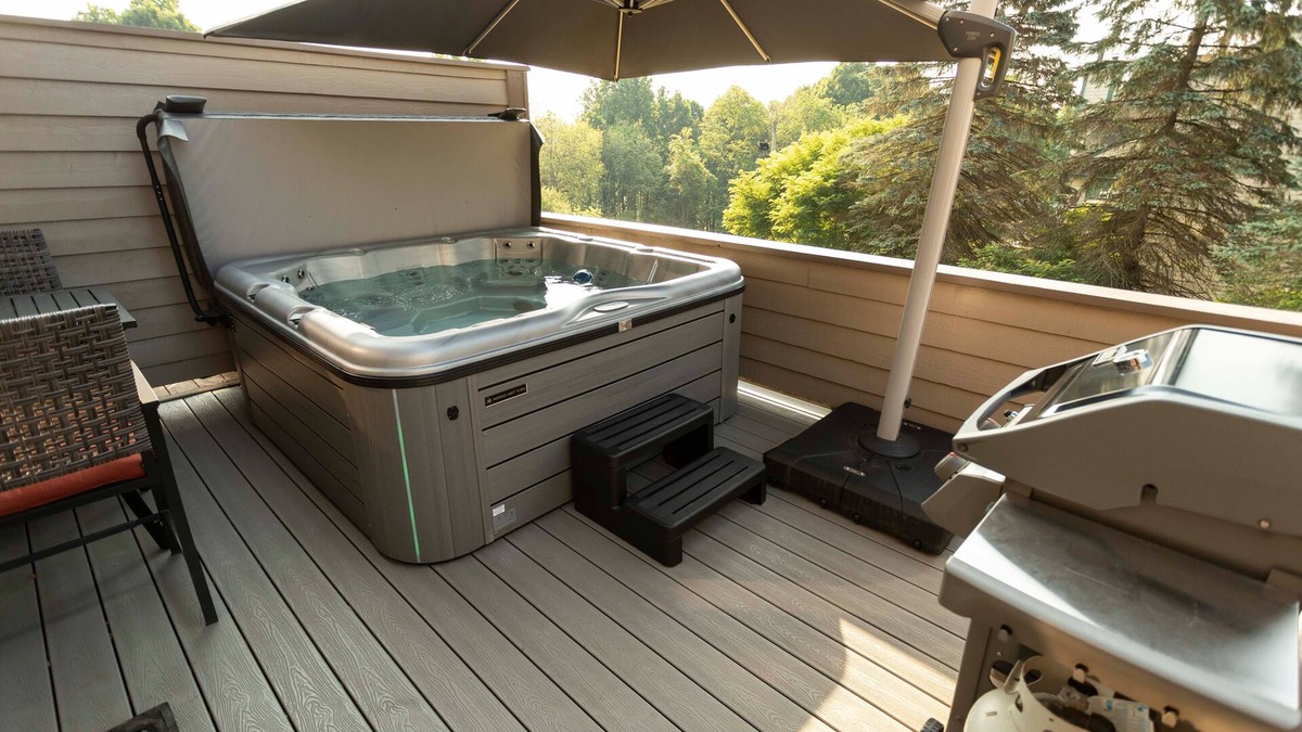 Seven Springs Condo | Ski In/Ski Out Condo in Sunridge with Private Hot Tub