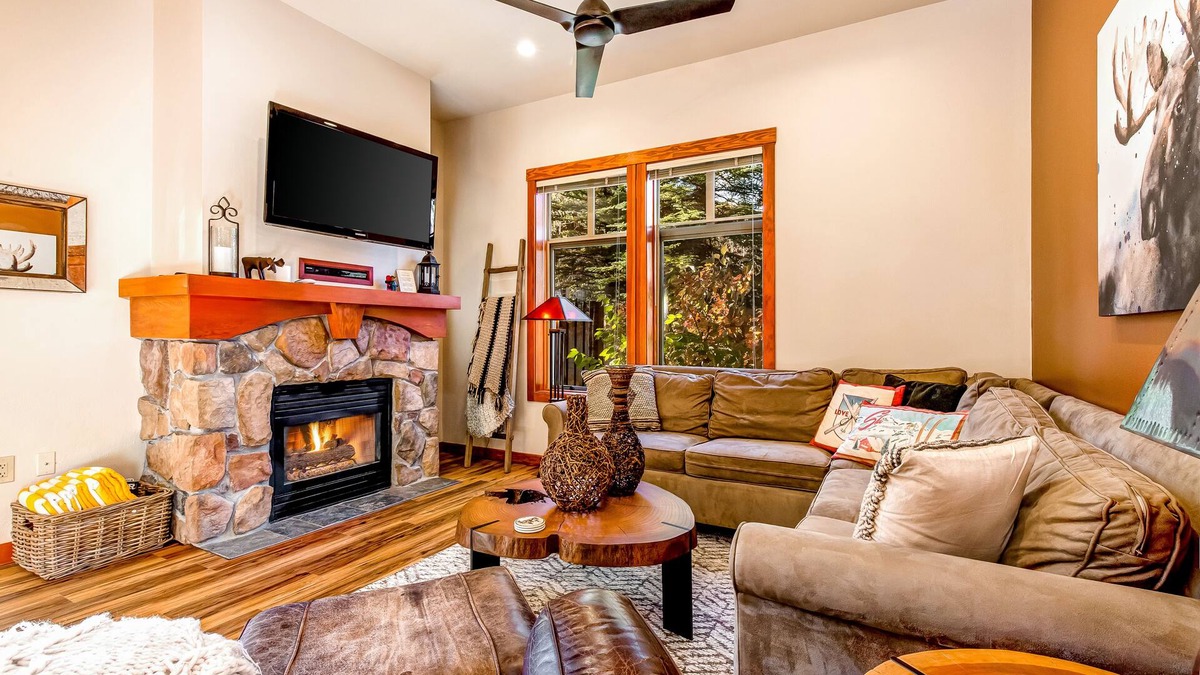 Salt Lake Mountain Resorts Condo | Ski-in/ski-out condo with a deck, ski views & a shared pool and hot tub