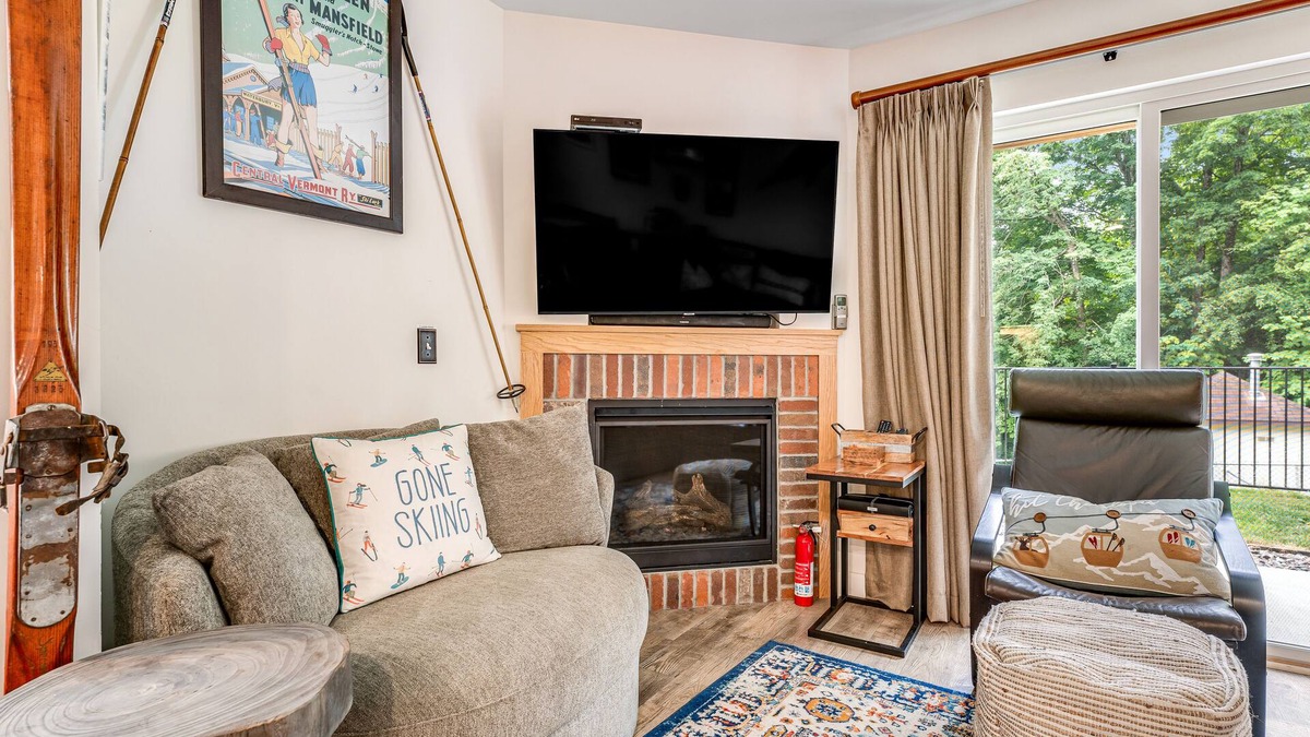 Warren Condo | Ski-In/Ski-Out Condo with Fireplace, Fast WiFi, Washer/Dryer & Seasonal Pool