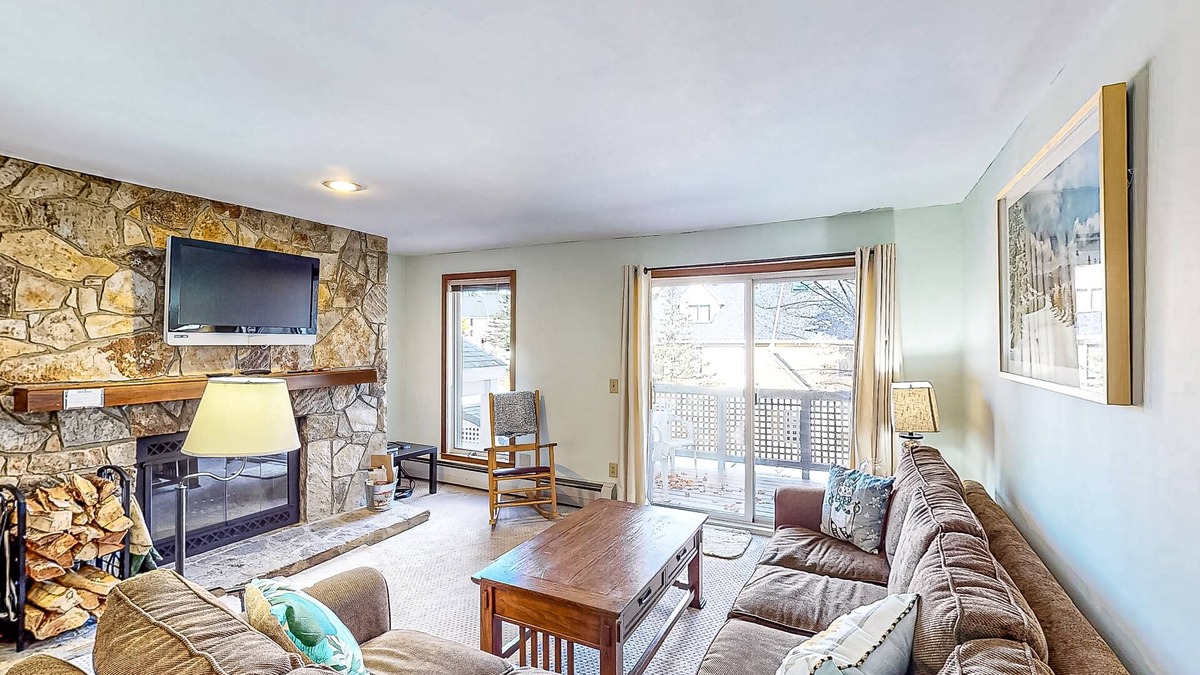 West Dover Condo | Ski-in/ski-out condo with deck, wood-burning fireplace, & community amenities