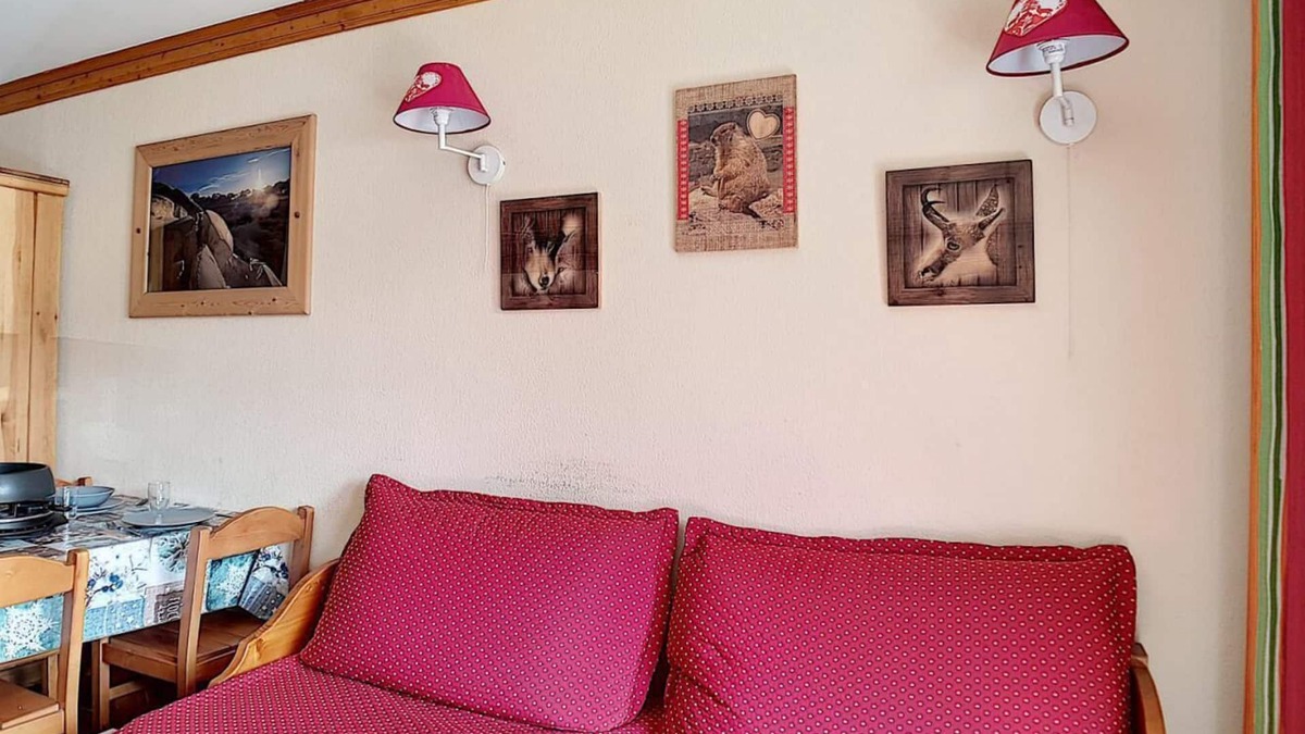 Les Bruyeres Apartment | Ski-in/ski-out & foot of the slopes, 3rd floor, balcony, tv, ski locker, 25m², Les Menuires