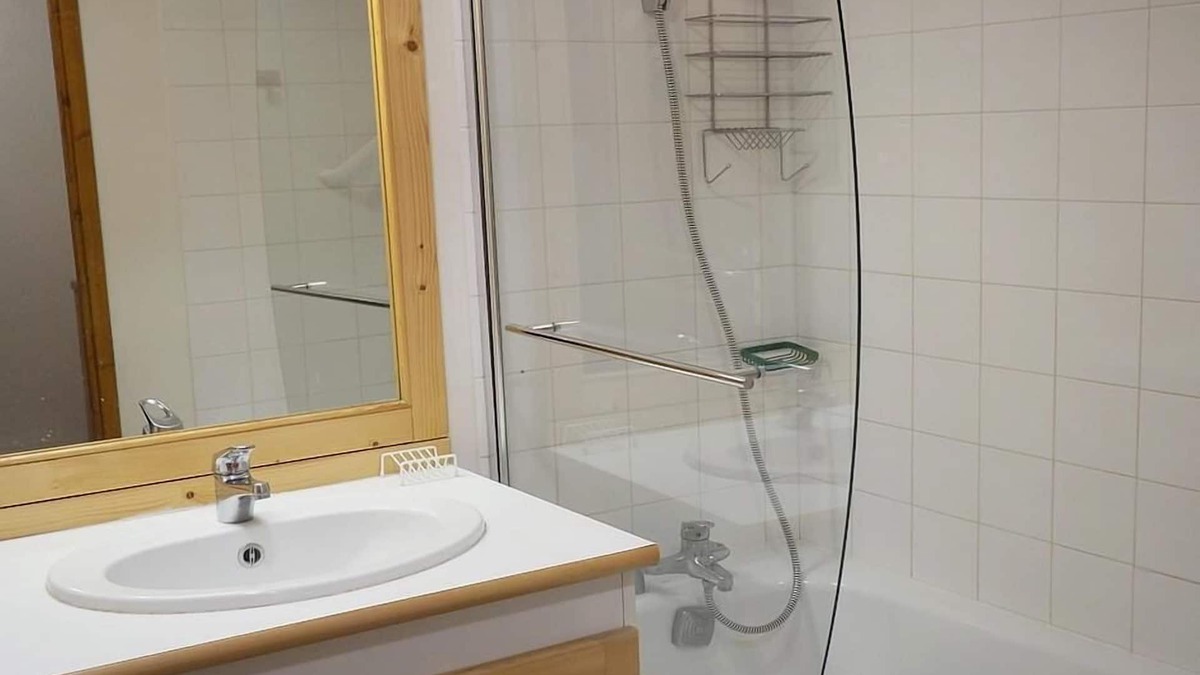 Les Bruyeres Apartment | Ski-in/ski-out & foot of the slopes, 5th floor, balcony, tv, ski locker, 40m², Les Menuires