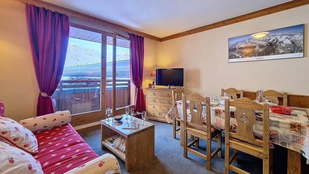 Les Bruyeres Apartment | Ski-in/ski-out & foot of the slopes, 1st floor, balcony, tv, ski locker, 44m², Les Menuires