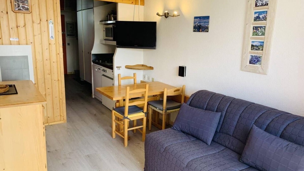 Arc-2000 Apartment | Ski-in/ski-out & foot of the slopes, 4th floor, view ski slopes, balcony, tv, 22m², Les Arcs