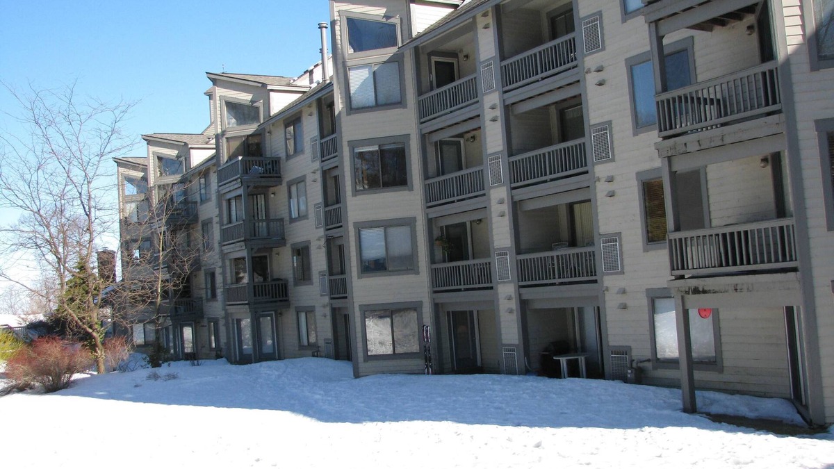 White Condo | Ski- In, Ski- Out, Ground Floor, Wi-Fi , lounge with hot tub, sauna & fireplace