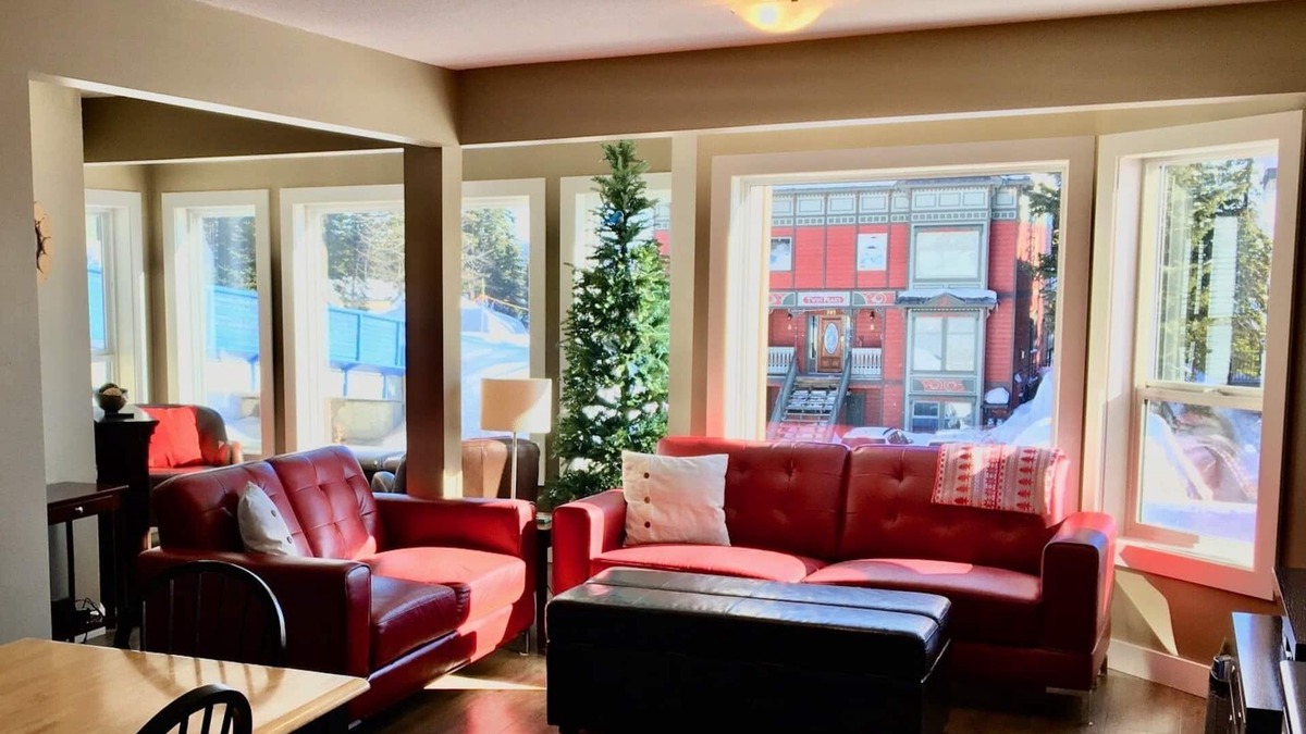Silver Star Mountain Condo | Ski-in Ski-out, Hot tub, Heated Wax Room, Laundry, Bright
