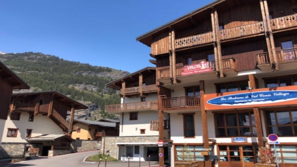 Lanslevillard Apartment | ski-in ski-out in 4 star residence with pool, sauna, hammam and fitness access