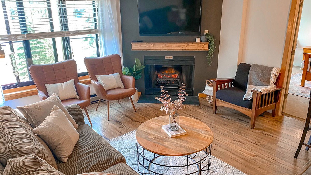 Snowshoe Condo | Ski In Ski out/Indoor & Outdoor Pools & Hot tubs/Luxury condo