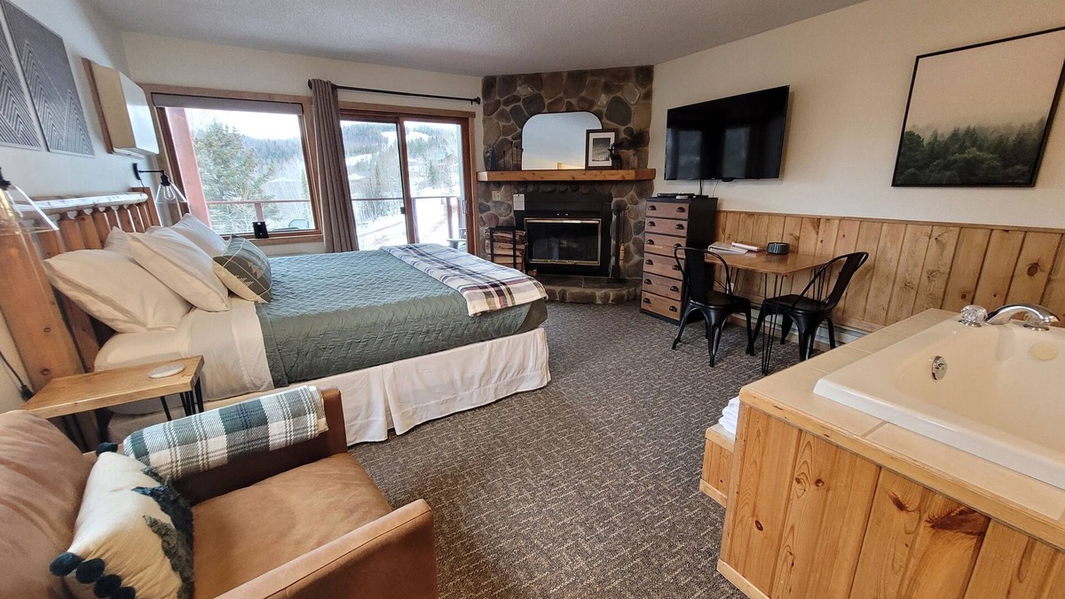 Lutsen Condo | Ski-In/Ski-Out Lutsen Mnt Condo w/Whirlpool, Fireplace, Resort Pool, & Hot Tub