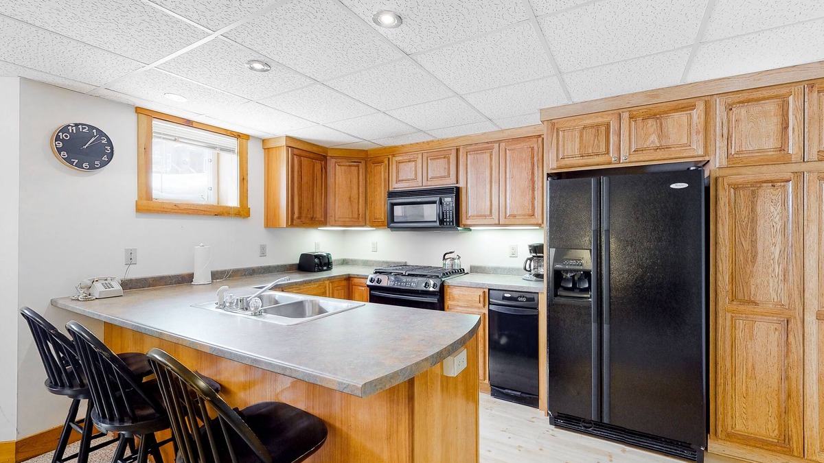 North Troy Condo | Ski-in/ski-out mountain-view condo next to Grammy Jay trail w/board games, W/D