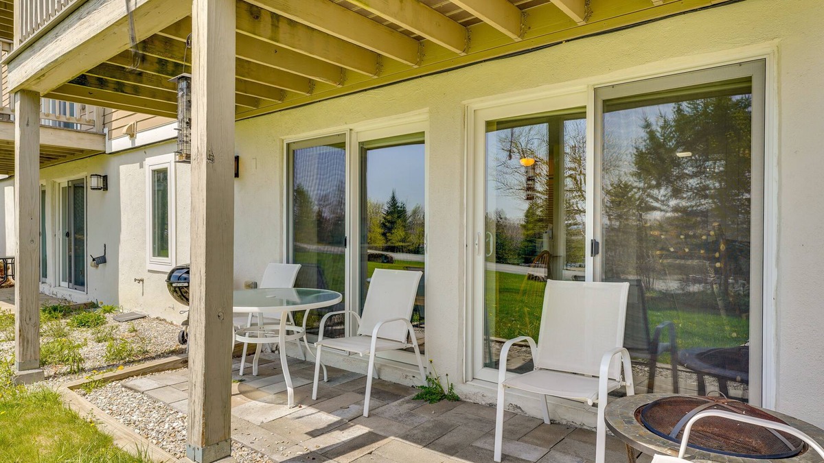 Bromley Mountain Condo | Ski-in/Ski-Out Peru Condo w/Fire Pit & Grill!