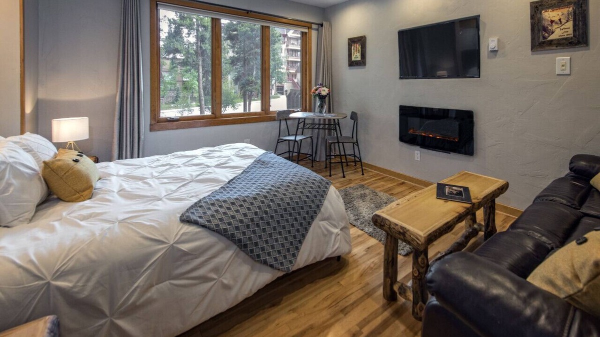 Four O'Clock Apartment | Ski-in/Ski-out - Premium Studio - Walk to Main St