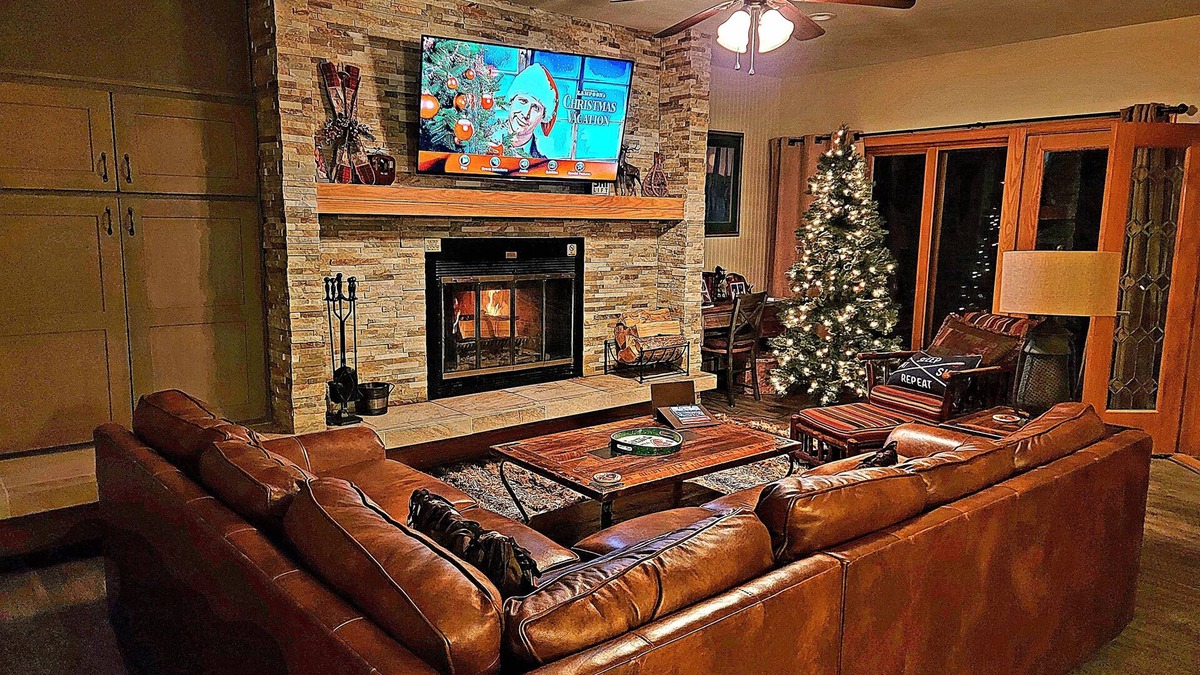 Mountain House Condo | Ski In/Ski Out + Private Hot Tub + Sleeps 8 + Free Parking