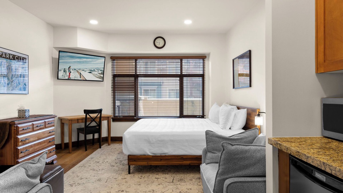 Park City Hotel | Ski-in/Ski-Out Room for 4 -Pool, Hot Tub, Fire Pits, and more!