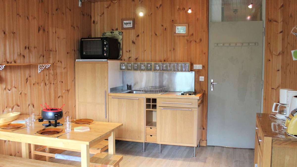 Les Claux Apartment | Ski-In/Ski-Out Studio in Vars Les Claux – Sleeps 5, Balcony, Prime Location