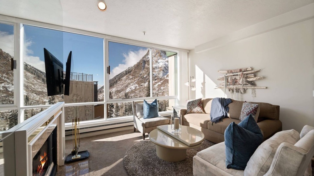 Salt Lake Mountain Resorts Condo | Ski in/Ski Out to Snowbird in this Delightful Condominium with Fireplace