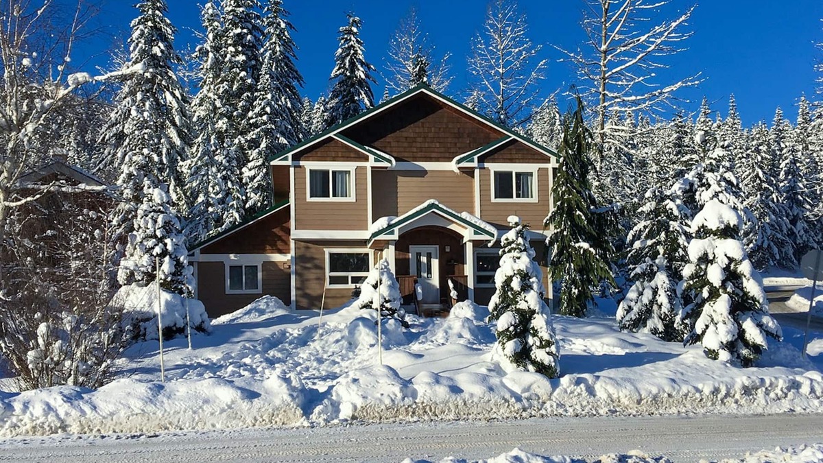Hyak Cabin | Ski-in/ski-out home with fireplace & 2-car garage - dog-friendly