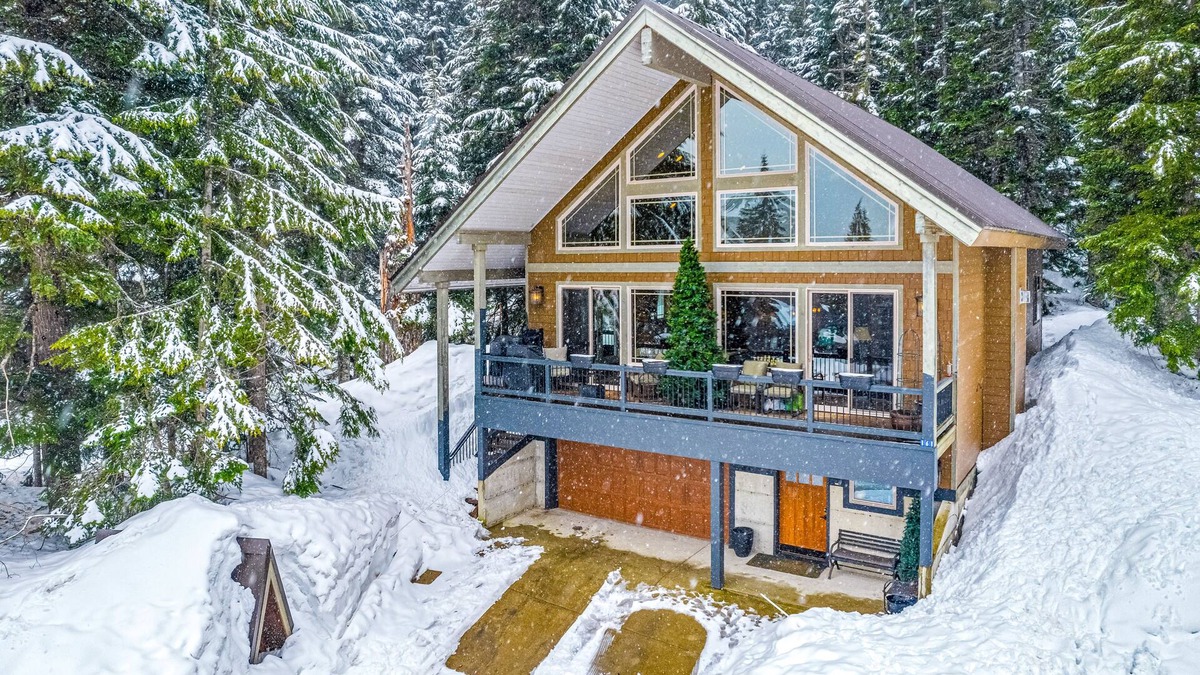 Hyak Cabin | Ski-in/ski-out retreat with a fireplace, WiFi, foosball, air hockey, & deck
