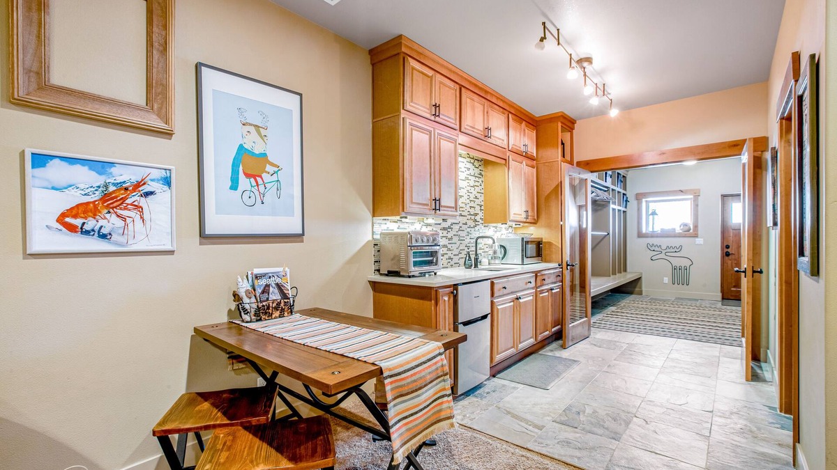 Hyak Apartment | Ski-in/ski-out studio with air hockey table, foosball table, & free WiFi