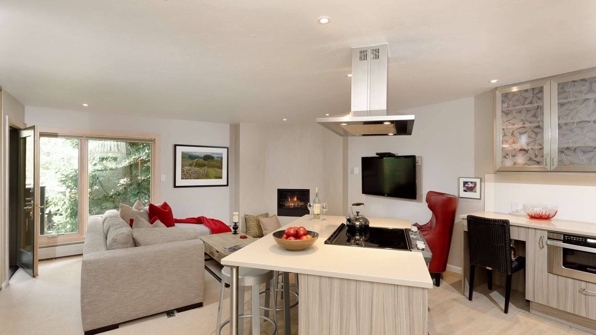 Snowmass Village Condo | Ski-In/Ski-Out Snowmass Condo! Private Snow Access, Balcony Views, Fireplace, Pool, HotTub & Parking