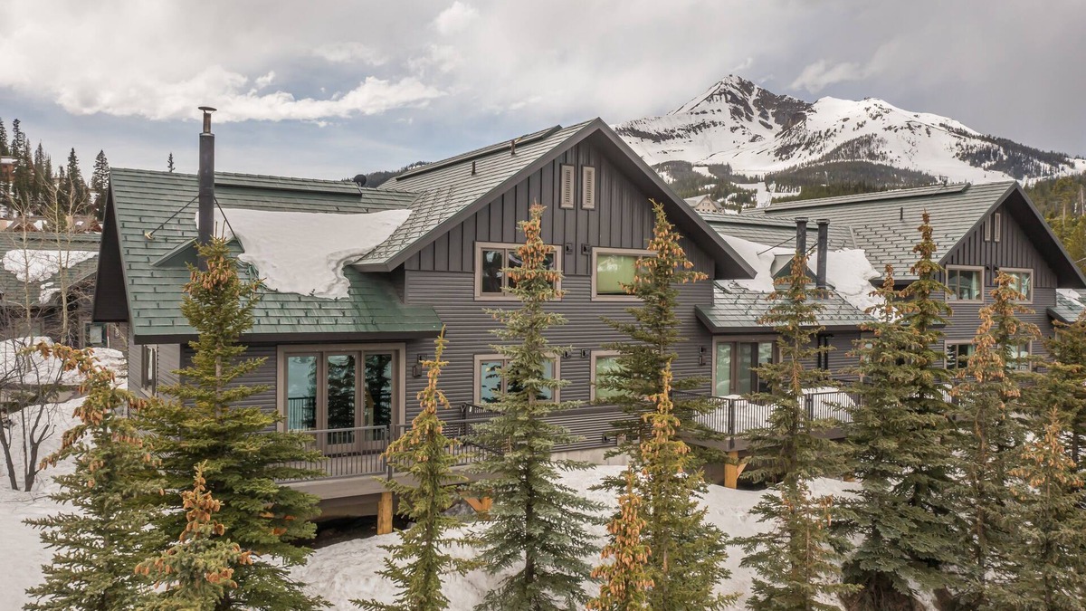 Big Horn House | Ski in/Ski out, views of Lake Levinsky, wood burning fireplace - Big Horn Ski Escape!