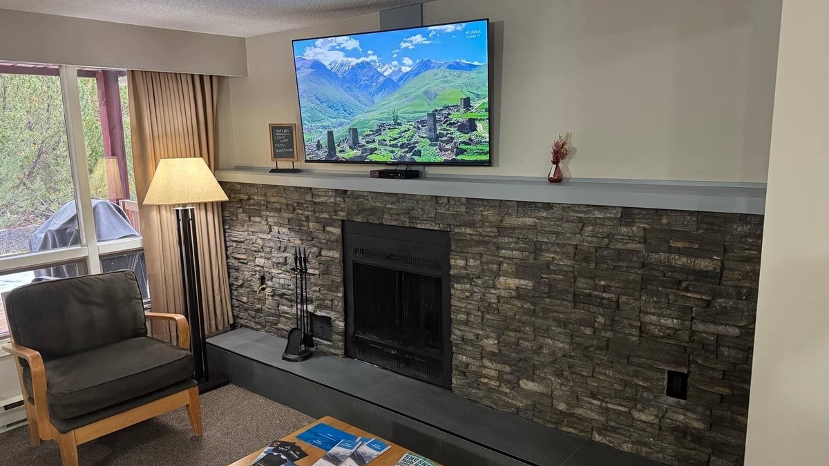East Kootenay Apartment | Ski-In & Ski-Out Village Apartment