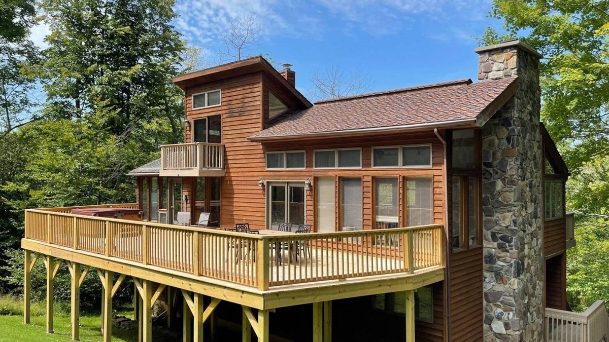 Northface House | Ski Inn - 388 Brookside Road Ski Inn - Great Access to Local Hiking Trails, Hot Tub, Pet Friendly