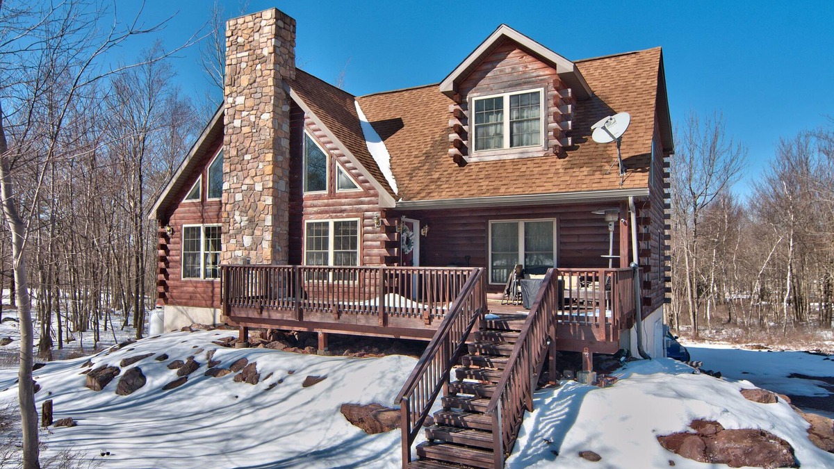 Briar Crest Woods Ski Chalet | Ski JFBB Log Chalet home (modern, luxury, & New) Pocono Raceway