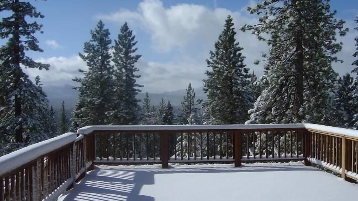 Downtown House | SKI LEASE 2025-26 Tahoe Truckee Pet Friendly Home with Amazing Views