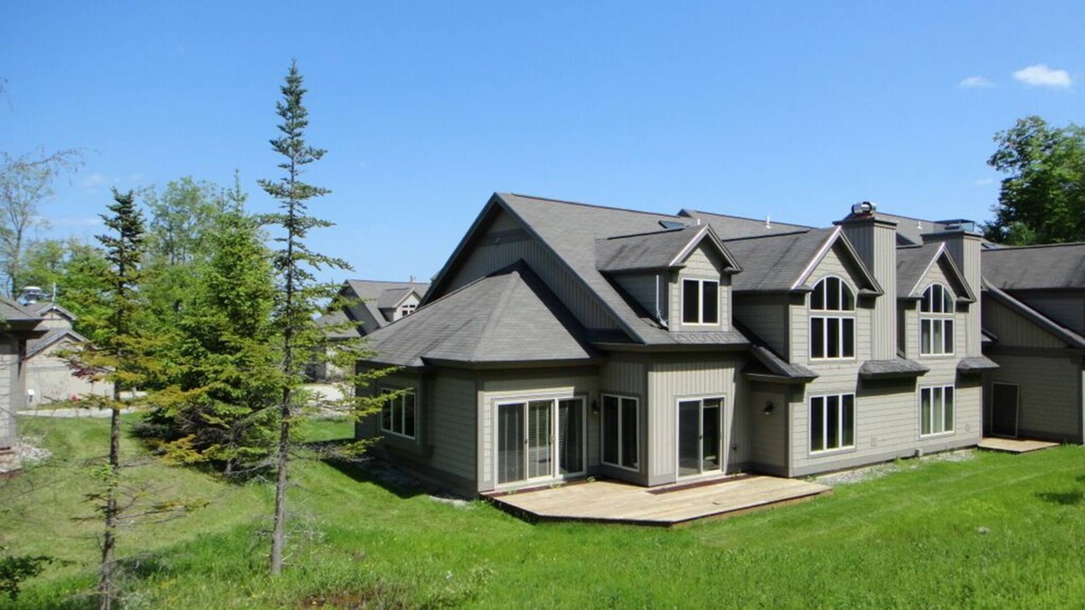Ludlow House | Ski On/Off ~ Beautiful Corner Unit ~ Well-Equipped And Perfect For Families!
