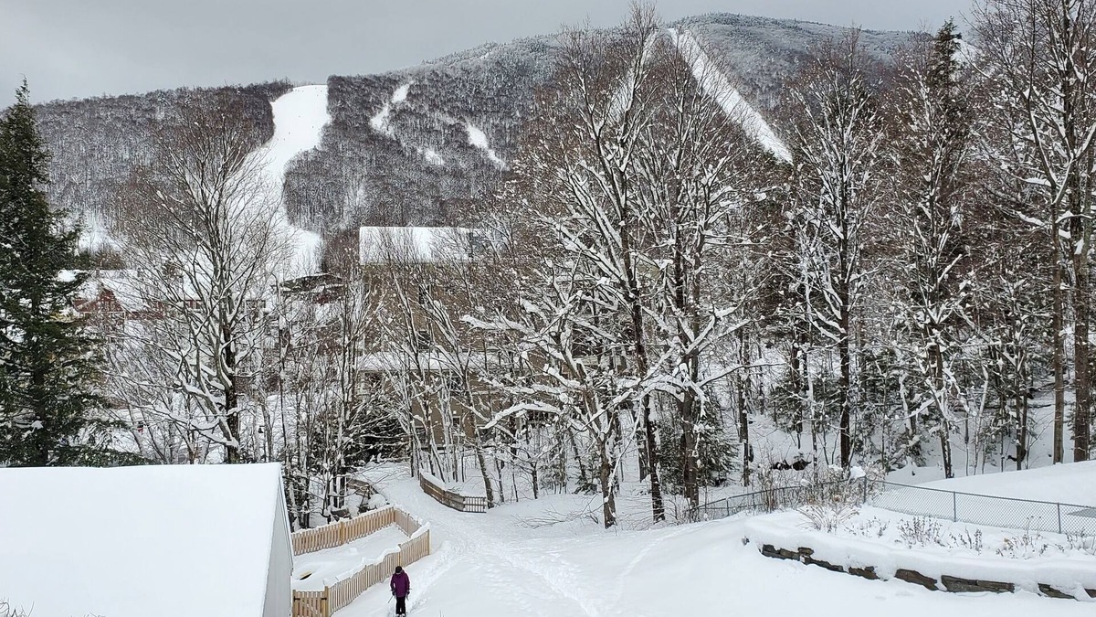 Warren Condo | Ski-on/Off, Slope Views, Mountainside Top Floor, Vaulted Ceilings, Gas Fireplace