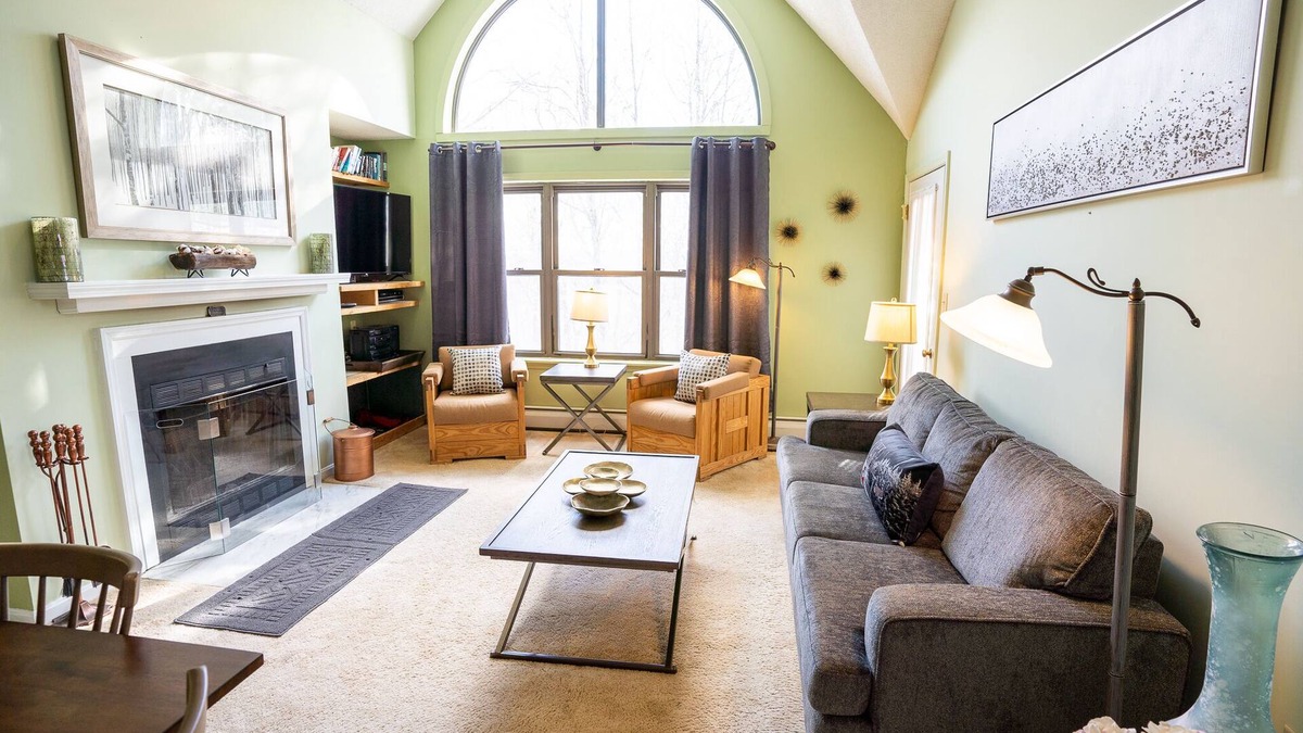 Ludlow Condo | SKI-ON/SKI-OFF Okemo On Mountain Spacious Getaway ⛷ hot tubs, pool, fireplace