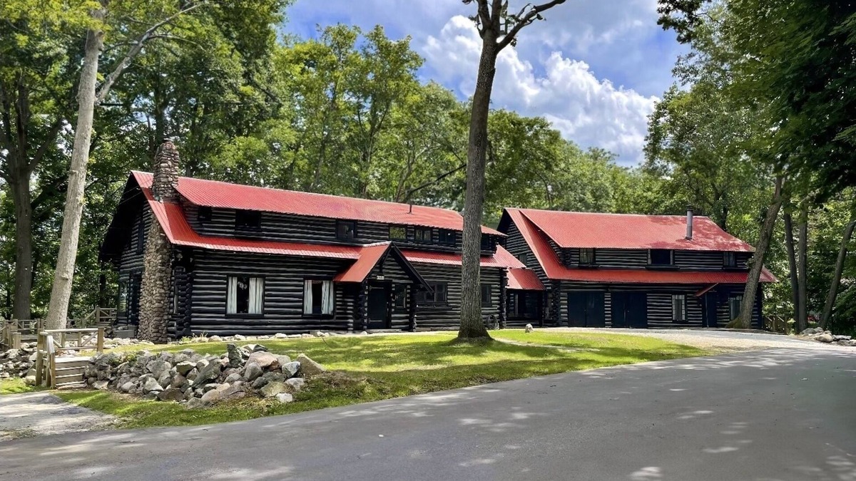 Drayton Plains Cabin | Ski Pine Knob! Ice skating on Walters lake! Indoor fireplace! WiFi! Pool Table!