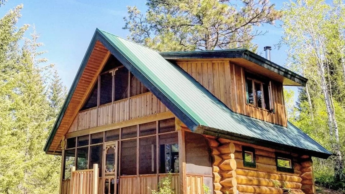 Mara Cottage | Ski & Sauna Getaway | Cozy Off-Grid Cabin Near Larch Hills