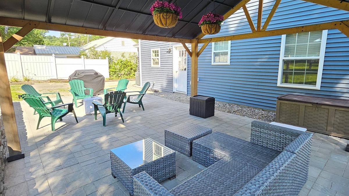 Meredith House | Ski Season is Coming! 4-BR, Sleeps 14, Large Yard