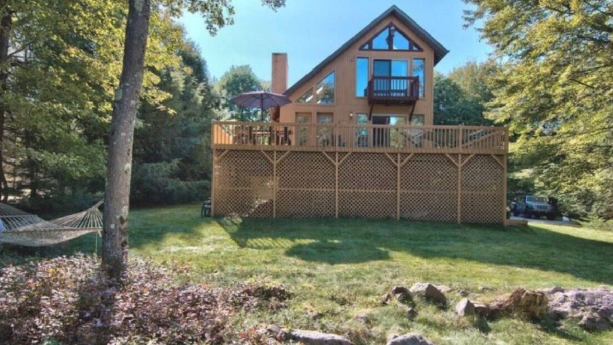 Briar Crest Woods Ski Chalet | Ski Season! Pocono Cozy Lakefront Chalet close to JFBB and Camelback.