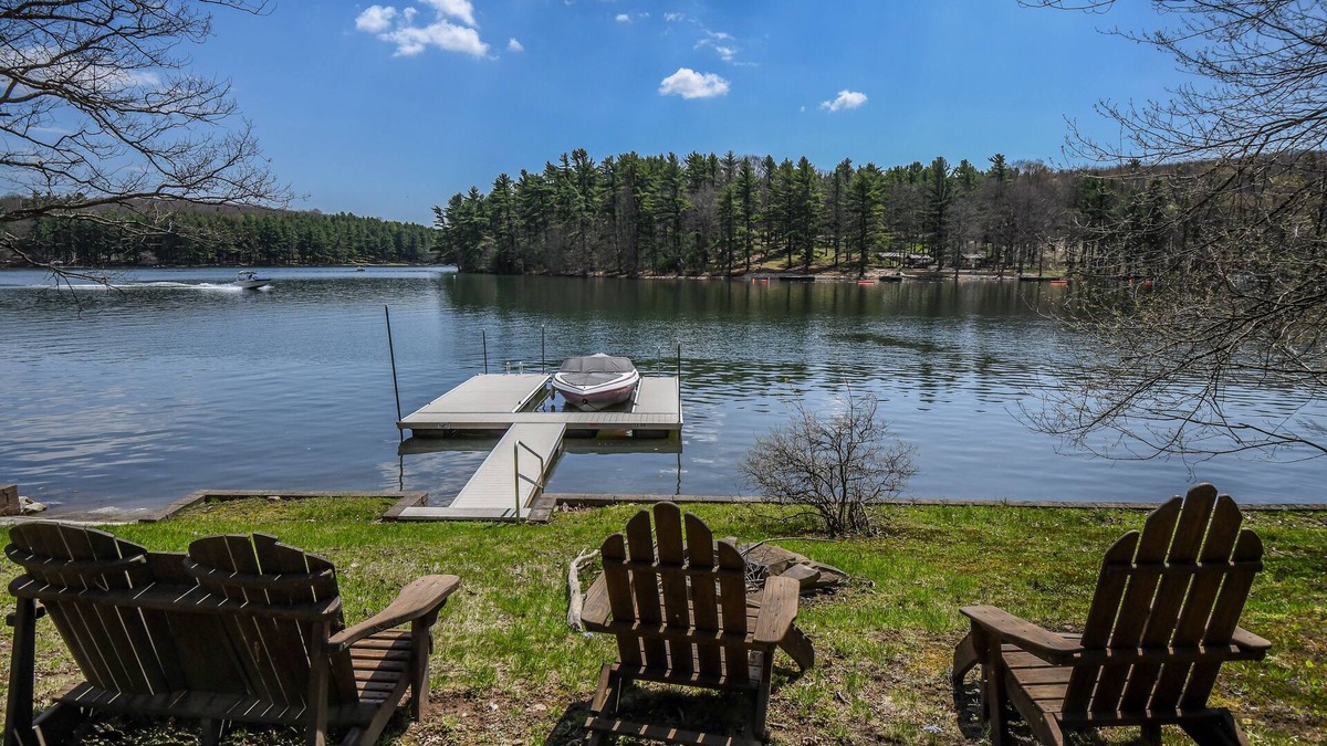 North Glade Hills House | Ski Shore | Lakefront Cottage + Private Dock, Hot Tub & Outdoor Fireplace!