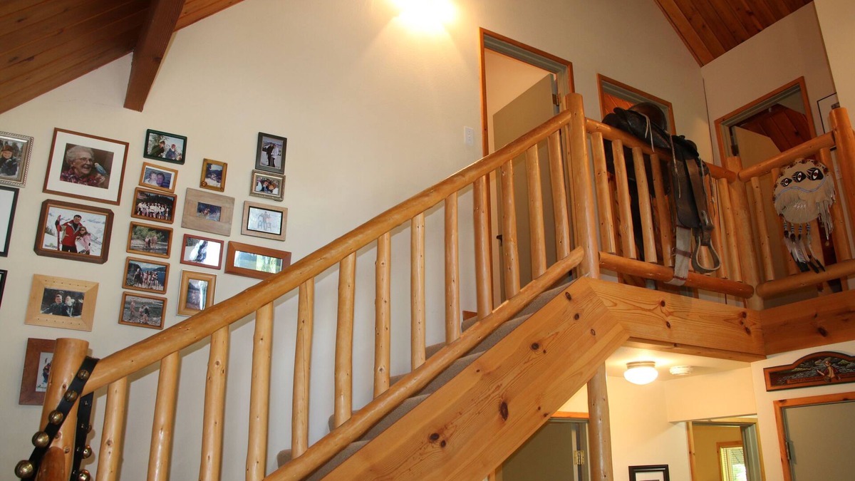 Hyak Cabin | Ski, snowboard, snowshoe, or just relax in the mountains away from the city.