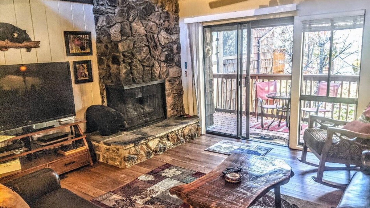 Big Bear Lake House | Ski, Soak & Relax, 2 BR/1.5 BA Townhouse with Spa, at the base of Snow Summit