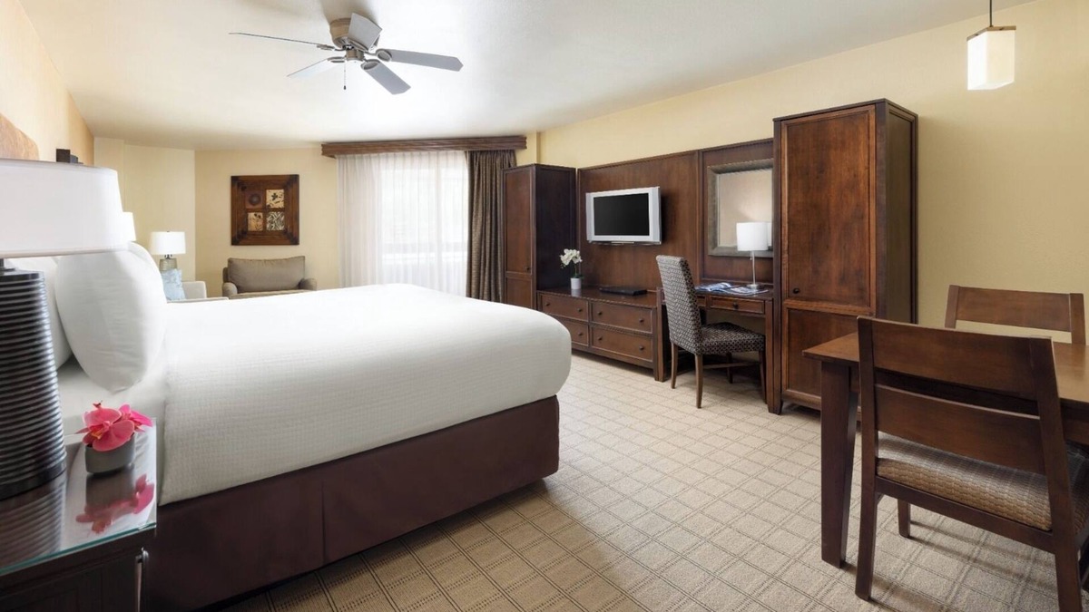 Crested Butte Hotel | Ski & Stay: Standard King with Slopeside Access | Outdoor Pool Relaxation