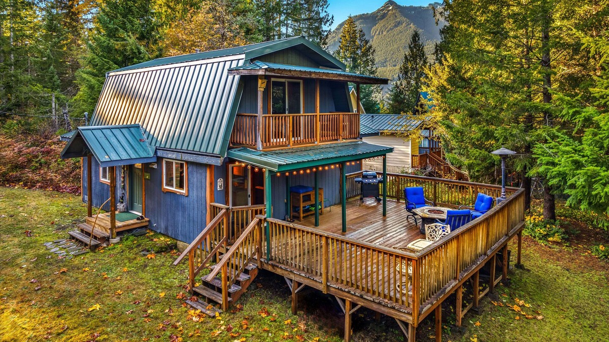 Packwood Cabin | Ski White Pass. Hike Rainier. Quiet & Restful.
