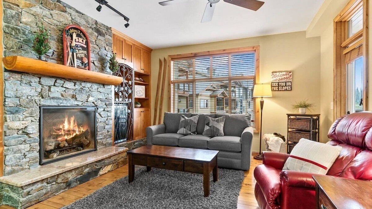 Big White Ski Resort Apartment | Ski Ya Later! | Private Hot Tub & Ski In/Ski Out