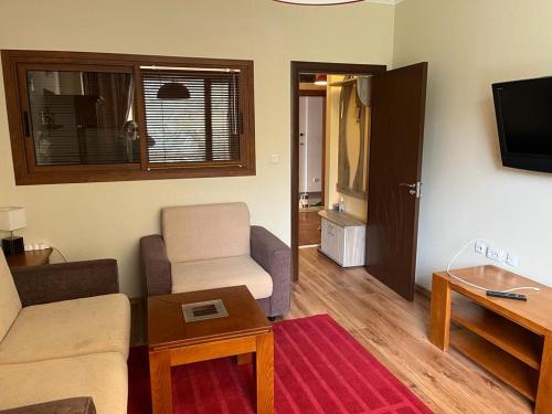 Shiligarnika Apartment | Ski Zone at Gondola, Perfect One Bdrm, Fast WiFi, Netflix, Quiet, Warm