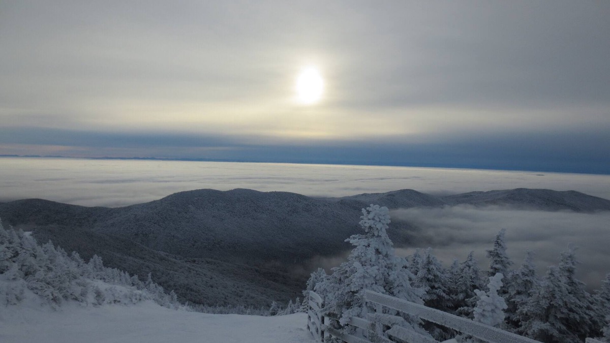 North Troy House | Skiers and Golfers Paradise - Ski In/Ski Out with private hot tub and steam room